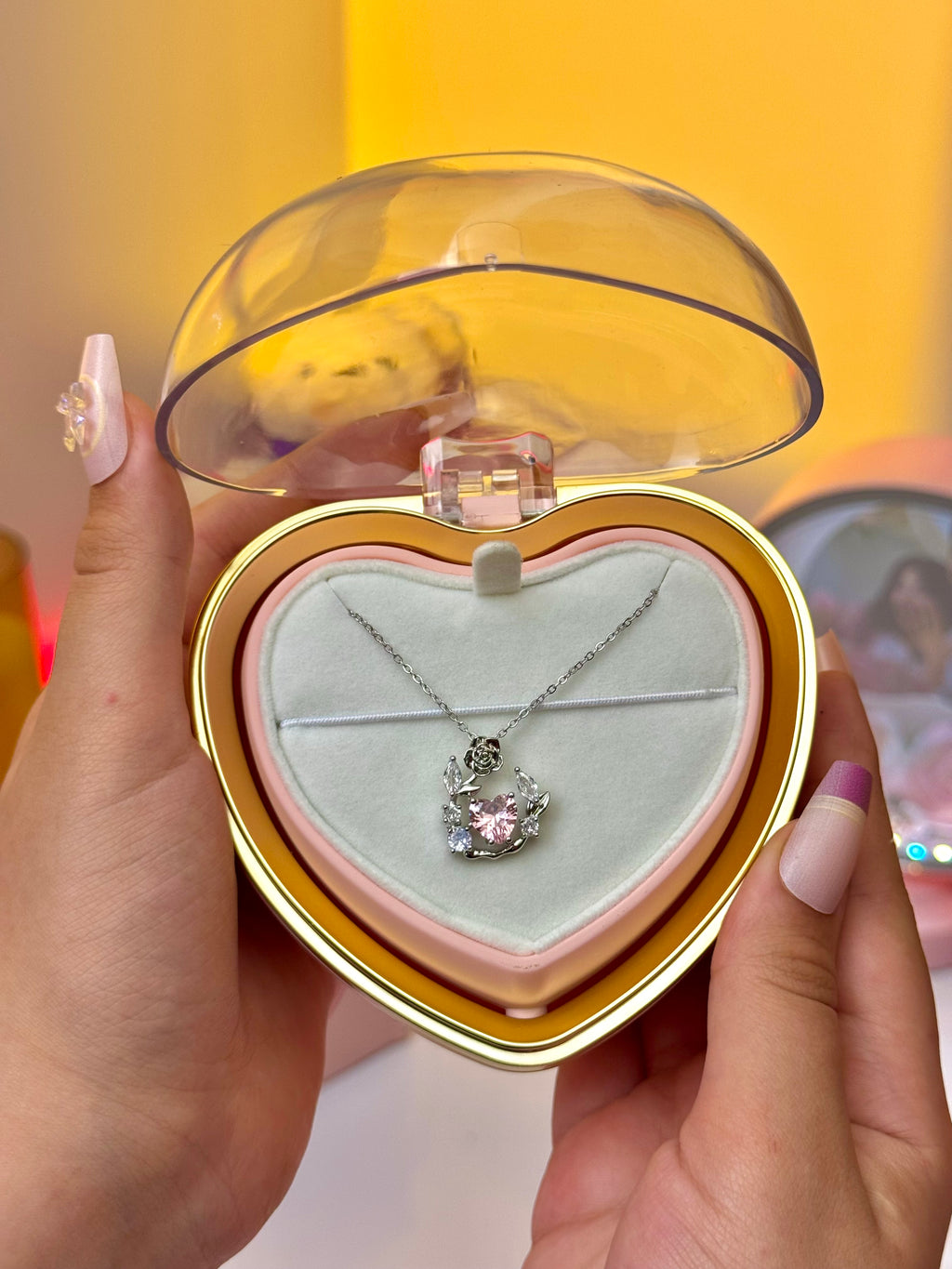 Silver\-plated stainless steel heart necklace in a heart\-shaped gift box with a rotating flower
